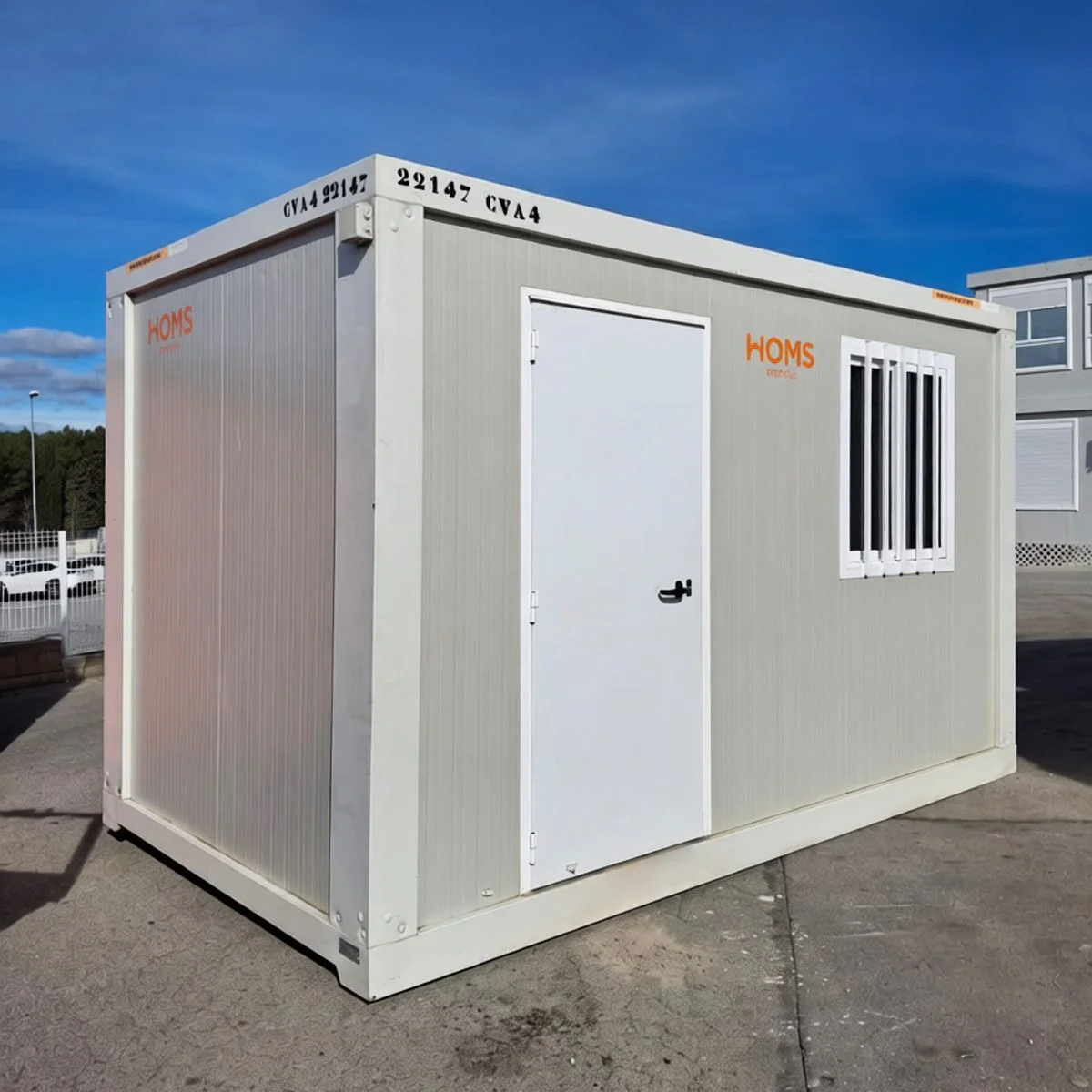 Módulo prefabricado con instalación eléctrica integrada y falso techo.