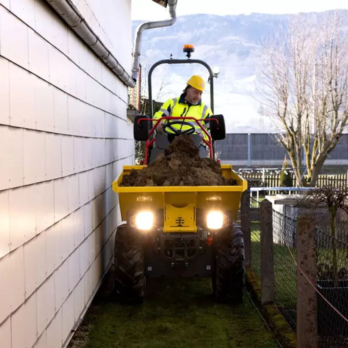 Dumper profesional 4x4 para carga y vertido en espacios estrechos.