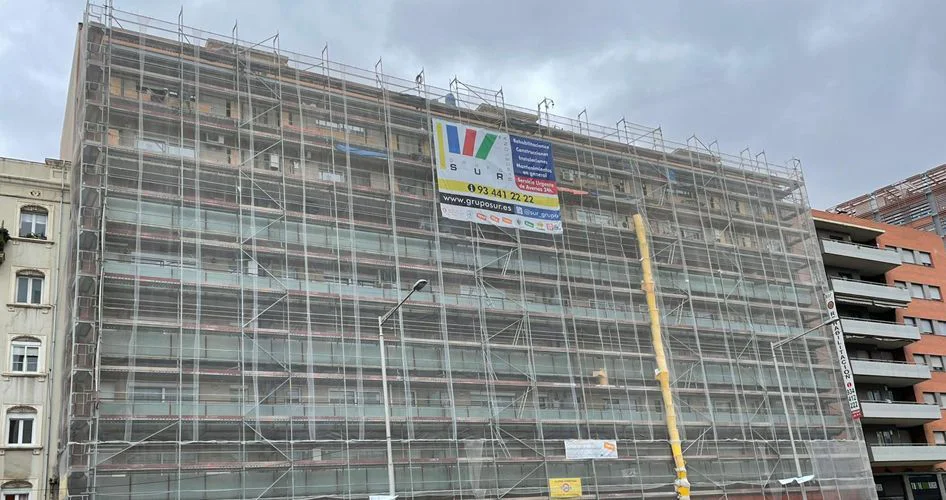 Portada de andamio en la Gran Vía, Germans Homs 2021