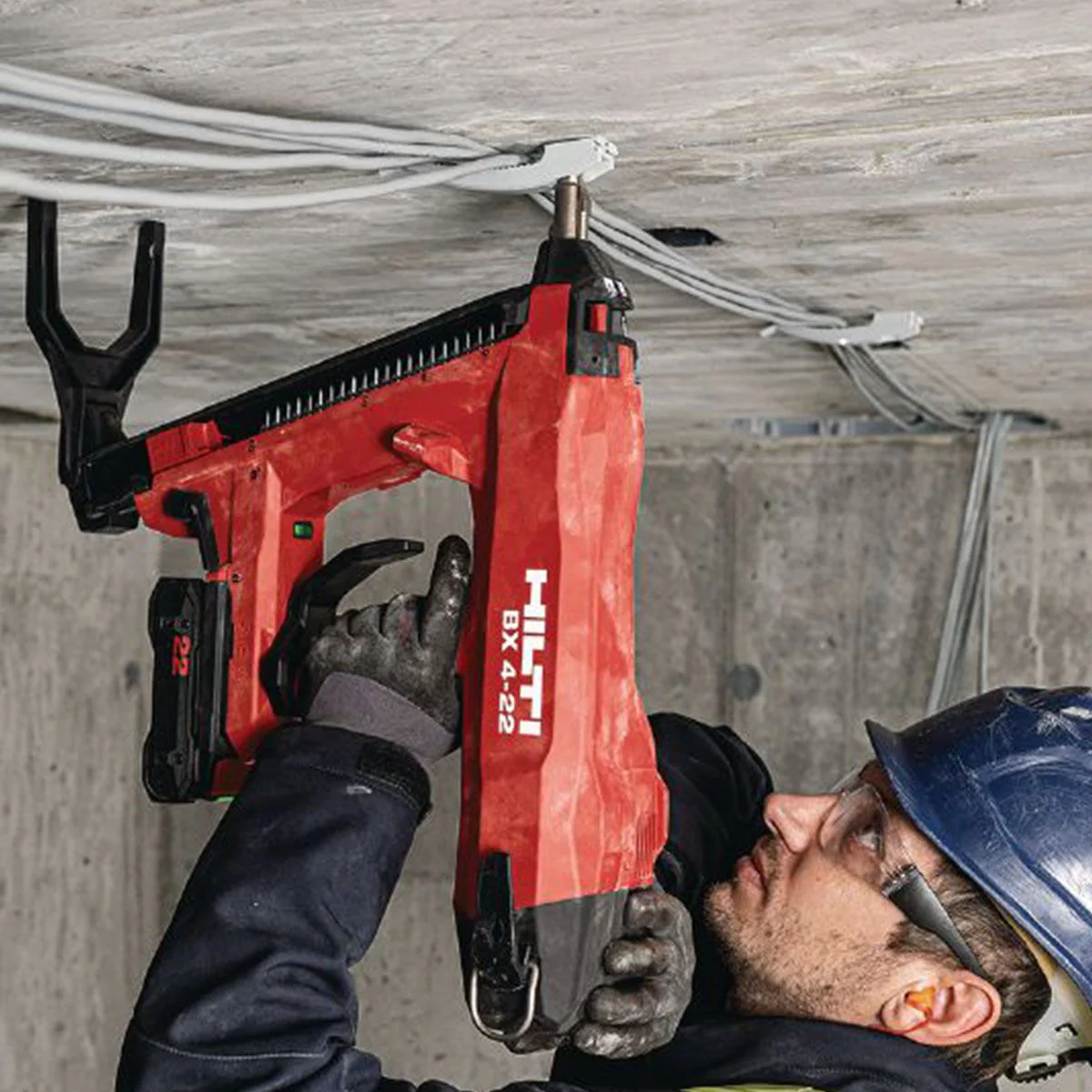 Clavadora a batería para hormigón y acero en trabajos técnicos.
