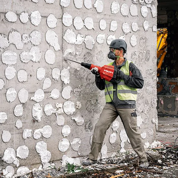 Operario utilizando el martillo rompedor ligero y potente Hilti TE 600-AVR en muro de hormigón.