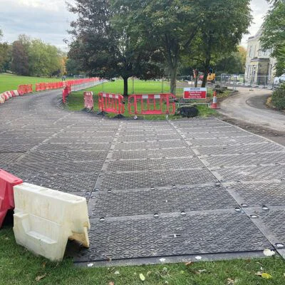 Plataforma modular instalada en evento al aire libre