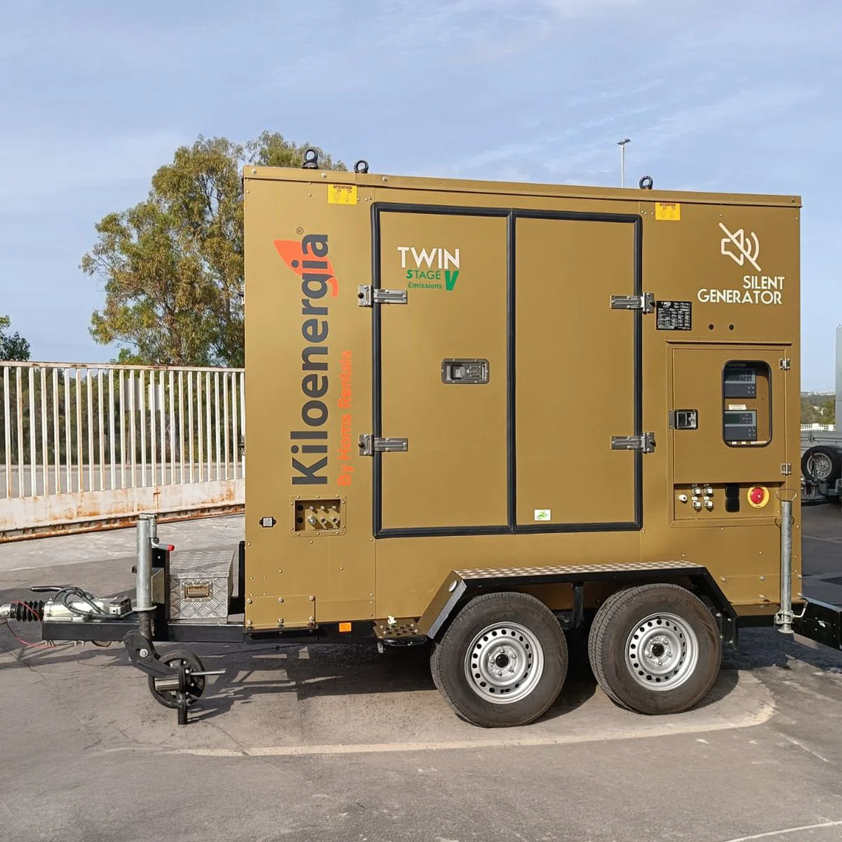 Generador eléctrico Twin de 2 x 60 kVA con doble sistema de respaldo automático para suministro continuo.