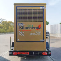 Grupo electrógeno Twin 2x60 kVA montado sobre remolque para alquiler en eventos y aplicaciones industriales.